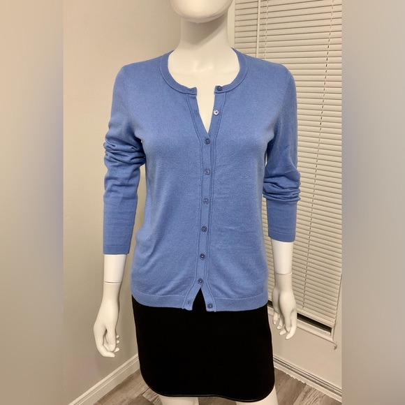 Talbots Legendary cardigan size-XS is an indispensable accessory all year round. - Picture 5 of 10